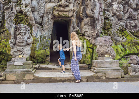 Mutter und Sohn sind Touristen in alten hinduistischen Tempel von Goa Gajah in der Nähe von Ubud auf Bali, Indonesien. Reisen in Bali mit Kindern Konzept Stockfoto