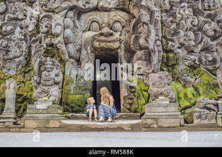 Mutter und Sohn sind Touristen in alten hinduistischen Tempel von Goa Gajah in der Nähe von Ubud auf Bali, Indonesien. Reisen in Bali mit Kindern Konzept Stockfoto