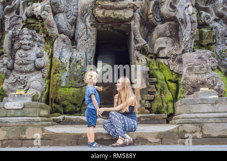 Mutter und Sohn sind Touristen in alten hinduistischen Tempel von Goa Gajah in der Nähe von Ubud auf Bali, Indonesien. Reisen in Bali mit Kindern Konzept Stockfoto