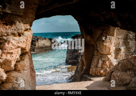 Natürliche Höhle am Meer in Italien erodiert Stockfoto