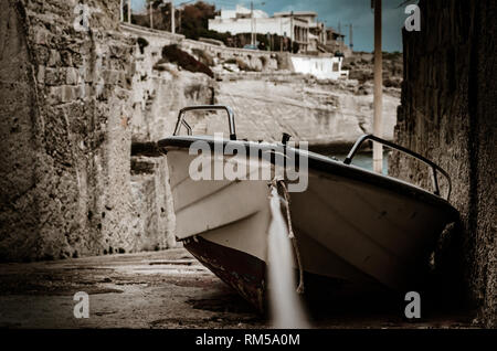 altes Fischerboot am Strand Stockfoto