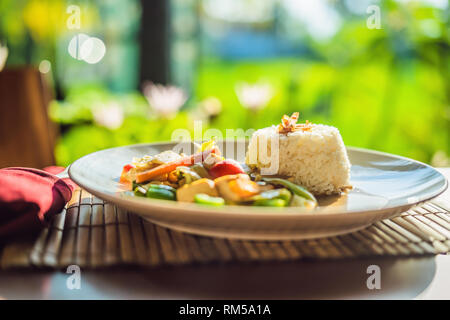 Traditioneller balinesischer Küche. Gemüse und Tofu unter Rühren braten mit Reis Stockfoto