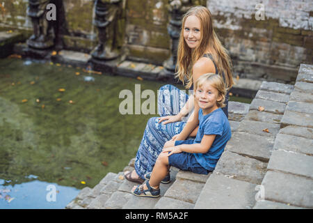 Mutter und Sohn sind Touristen in alten hinduistischen Tempel von Goa Gajah in der Nähe von Ubud auf Bali, Indonesien. Reisen in Bali mit Kindern Konzept Stockfoto