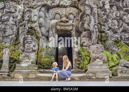 Mutter und Sohn sind Touristen in alten hinduistischen Tempel von Goa Gajah in der Nähe von Ubud auf Bali, Indonesien. Reisen in Bali mit Kindern Konzept Stockfoto