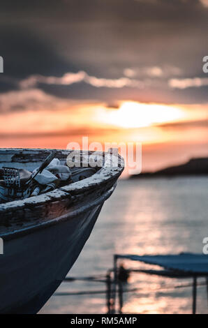 Altes Fischerboot auf Sonnenuntergang mit Farbe aus und gingen als heruntergekommene Stockfoto