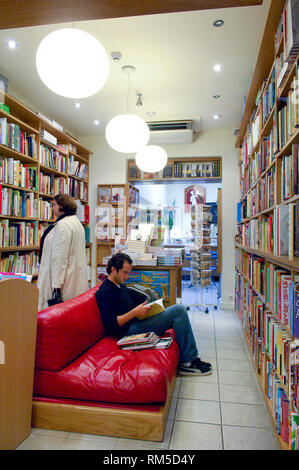 Ein Mann liest Köche Bücher in Bücher für Köche in Notting Hill, London. Stockfoto