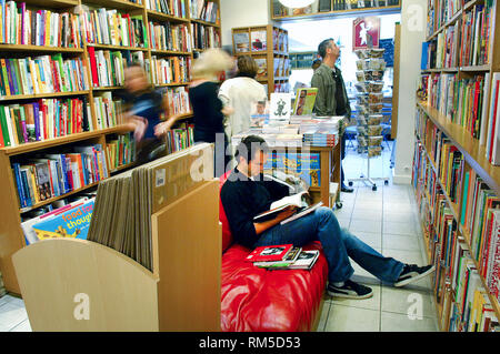 Ein Mann liest Köche Bücher in Bücher für Köche in Notting Hill, London. Stockfoto