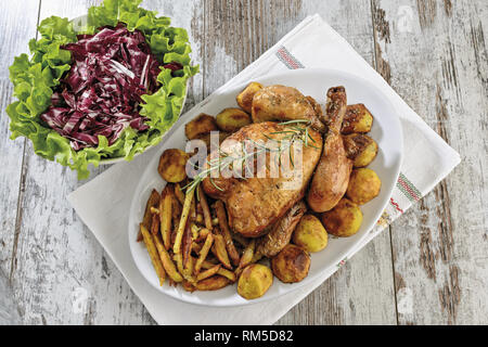 Pollo arrosto Intero patatine e Patate e Insalata da Sopra Stockfoto