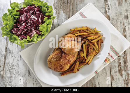 Mezzo pollo con fagiolini e Insalata da Sopra Stockfoto