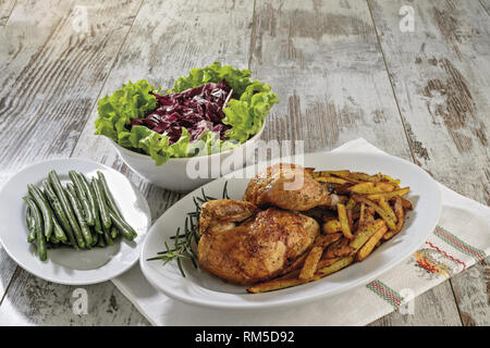 Mezzo pollo con fagiolini e insalata Fronte Stockfoto