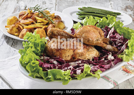 Cosce di Pollo e patatine fagiolini insalata Fronte primo piano Stockfoto