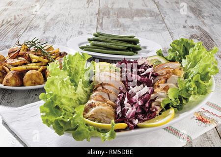 Petto di Pollo eine fette Insalata con patate Fritte e fagiolini Fronte Stockfoto