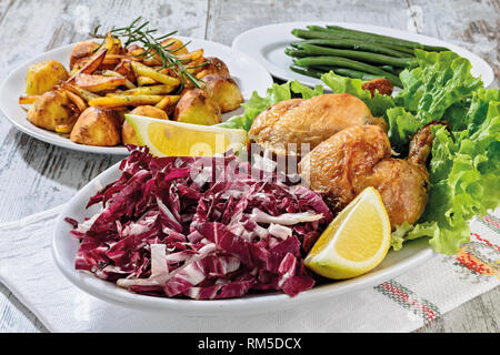 Cosce di Pollo e patatine fagiolini insalata Fronte primo piano Stockfoto