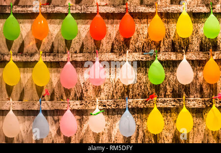 Bunte Luftballons gegen ein Brett an einer Unterhaltung Spiel stall entlang Kenting Street Nacht Markt Stockfoto