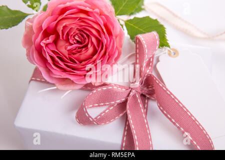 Luxus Strauß roter Rosen im Blumengeschäft und White Ribbon auf Holzbrett. Overhead, Ansicht von oben, flach. Kopieren Sie Platz. Stockfoto
