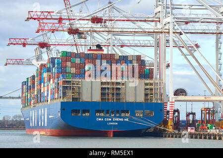 Die riesigen CMA CGM ZHENG HE, 400 Meter, 17859 TEU-Containerschiff, das Beladen und Entladen der Container Terminal Southampton, UK. Stockfoto