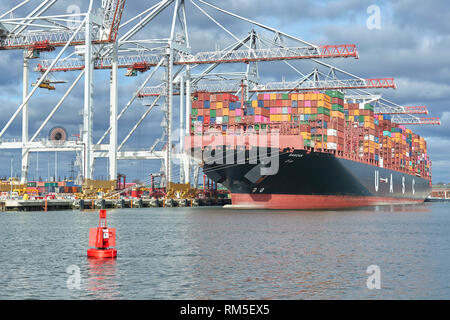 Das 400 Meter lange Ultra-Large Container Ship, BARZAN, lädt und entlädt im Southampton Container Terminal, Hampshire, Großbritannien. Stockfoto