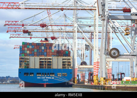 Die ultra-large CMA CGM ZHENG HE, 400 Meter, 17859 TEU-Containerschiff, das Beladen und Entladen der Container Terminal Southampton, UK. Stockfoto