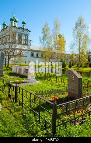 In Weliki Nowgorod, Russland - Mai 6, 2018. Nekropole von St Nicholas Vyazhischsky Kloster und der Evangelist Johannes Kirche in Weliki Nowgorod Russland Stockfoto