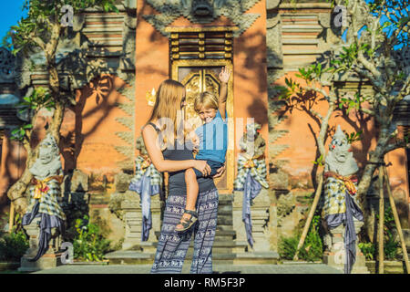 Mutter und Sohn Touristen in Ubud Palace, Bali - Im Inneren des Ubud Palace, Bali, Indonesien. Reisen mit Kindern Konzept. Stockfoto