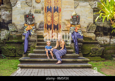 Mutter und Sohn Touristen in Ubud Palace, Bali - Im Inneren des Ubud Palace, Bali, Indonesien. Reisen mit Kindern Konzept. Stockfoto