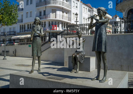 Bronze Skulpturen von jungen Mädchen spielen Musikinstrumente in Plaza de Marques de Aracena, Aracena, Andalusien, Spanien Stockfoto