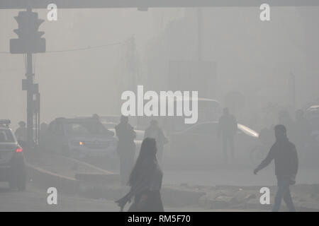 Fußgänger wandern in gefährlichen Luftverschmutzung in Delhi Aerocity, Neu Delhi, Indien Stockfoto