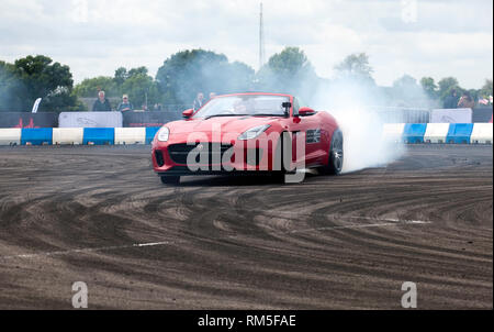 Driften Demonstration in einer Jaguar F-Type S im Adrenalin Zone der Silverstone Classic 2017 Stockfoto