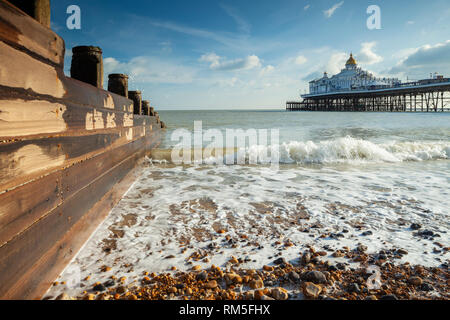 Winter am Nachmittag am Strand von Eastbourne, East Sussex. Stockfoto