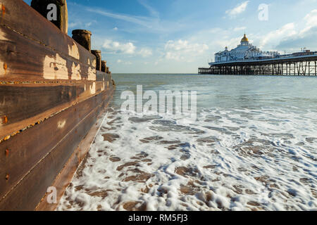 Winter am Nachmittag an der Küste von Eastbourne Strand in East Sussex, England. Stockfoto