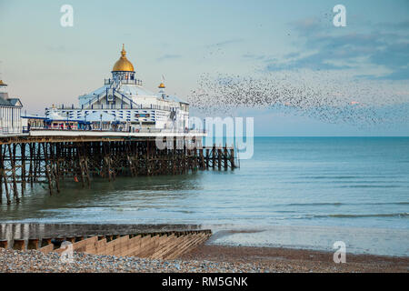 Abend in Eastbourne Pier in East Sussex, England.