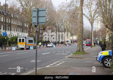 London, Großbritannien. 12. Februar, 2019. Der Metropolitan Police Kontrolle Kontrollen am Fahrzeug vorbei an Kennington Road in Lambeth. Stockfoto