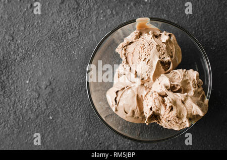 Eine Platte der hausgemachte Schokolade Eis auf einem dunklen Hintergrund. Ansicht von oben. Stockfoto
