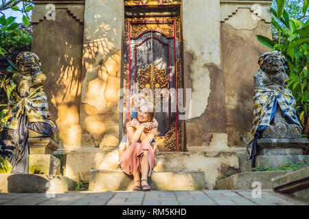 Mutter und Sohn Touristen in Ubud Palace, Bali - Im Inneren des Ubud Palace, Bali, Indonesien. Reisen mit Kindern Konzept. Reisen mit Kindern Konzept Stockfoto