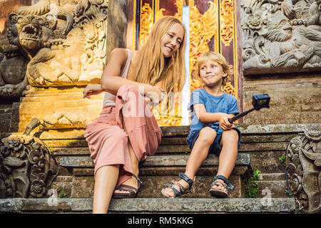 Mutter und Sohn Touristen in Ubud Palace, Bali - Im Inneren des Ubud Palace, Bali, Indonesien. Reisen mit Kindern Konzept. Reisen mit Kindern Konzept Stockfoto