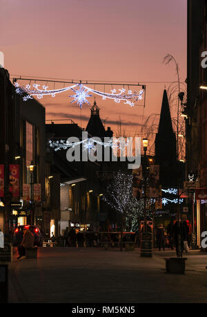 High Street Käufer unter Weihnachten Leuchten in der Dämmerung in Perth, Schottland, Großbritannien Stockfoto