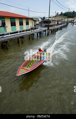 Schnellboot Wassertaxi, vorbei an Gehwegen und Hütten auf Stelzen in Brunei River, Water Village, Kampong Ayer, Bandar Seri Begawan, Brunei Stockfoto