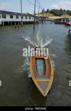 Schnellboot Wassertaxi, vorbei an Gehwegen und Hütten auf Stelzen in Brunei River, Water Village, Kampong Ayer, Bandar Seri Begawan, Brunei Stockfoto