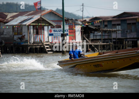 Schnellboot Wassertaxi, vorbei an Hütten auf Stelzen im Fluss, Water Village, Kampong Ayer, Bandar Seri Begawan, Brunei Stockfoto