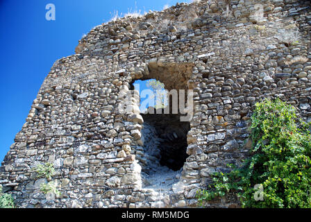 Ruinen von typischen viereckigen mittelalterlichen Turm der Sichtung von Anti-Sarazenischen in Position mit Blick auf das Meer Horizont am Tyrrhenischen Meer Cilento Stockfoto