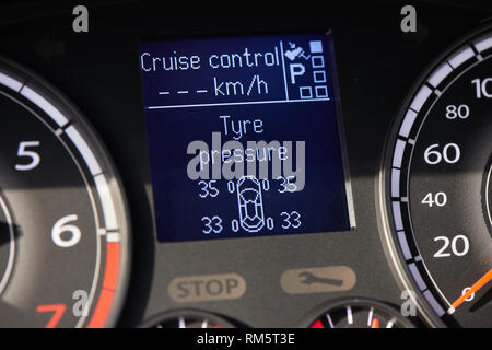 TPMS (Tire Pressure Monitoring System) Überwachung Anzeige auf dem Armaturenbrett eines Autos Stockfoto