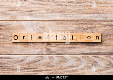 Orientierung Wort auf Holz Block geschrieben. Ausrichtung von Text auf Holz- Tabelle für Ihr Design, Konzept. Stockfoto