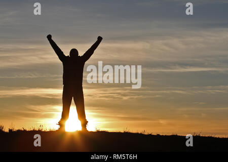 Silhouette Männer auf dem Hintergrund einer unglaublichen Sonnenuntergang Stockfoto