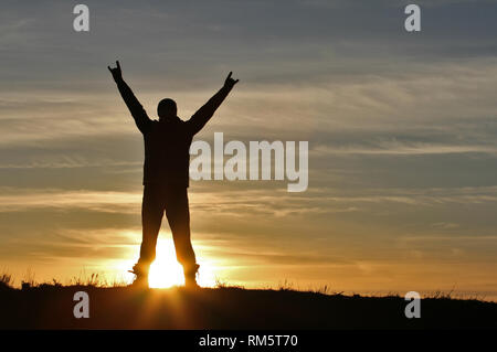 Silhouette Männer auf dem Hintergrund einer unglaublichen Sonnenuntergang Stockfoto