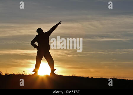 Silhouette Männer auf dem Hintergrund einer unglaublichen Sonnenuntergang Stockfoto