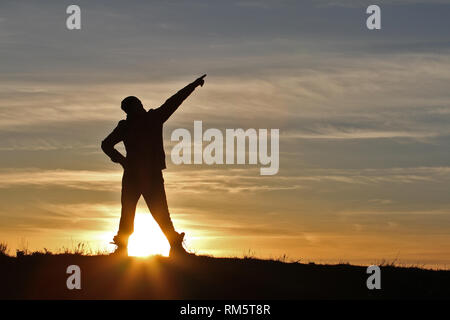 Silhouette Männer auf dem Hintergrund einer unglaublichen Sonnenuntergang Stockfoto