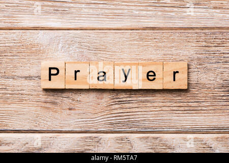 Gebet Wort auf Holz Block geschrieben. Gebet text auf Holz- Tabelle für Ihr Design, Konzept. Stockfoto