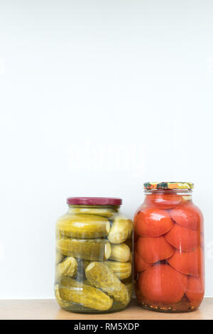 Marinierten Gurken und Tomaten in Töpfen. Platz für Text. Stockfoto
