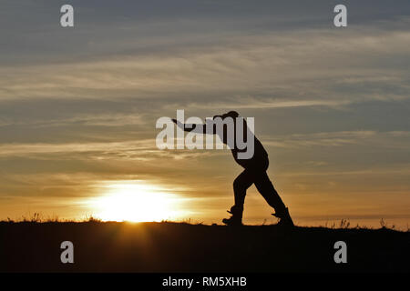 Silhouette Männer auf dem Hintergrund einer unglaublichen Sonnenuntergang Stockfoto