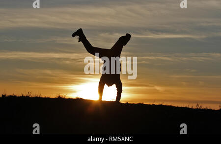 Silhouette Männer auf dem Hintergrund einer unglaublichen Sonnenuntergang Stockfoto